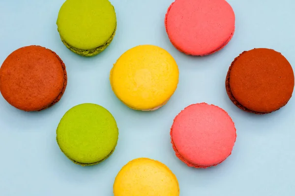 Vários Bolos Macaron Multicoloridos Fundo Azul — Fotografia de Stock