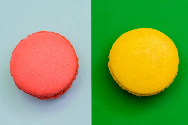 Dos Pasteles Macaron Color Sobre Fondo Dos Colores Papel — Foto de Stock