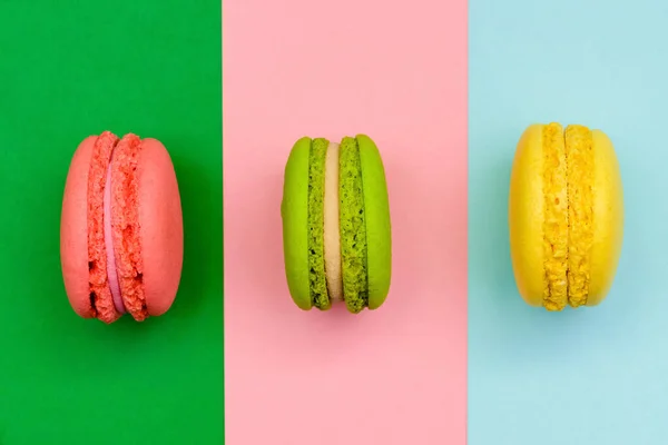 Tres Pasteles Macaron Color Sobre Fondo Tres Colores Papel —  Fotos de Stock
