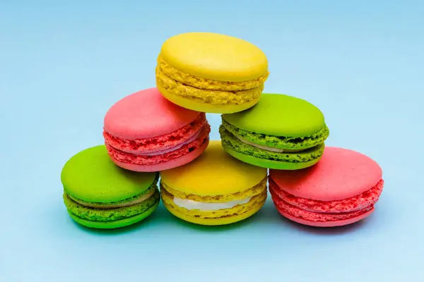 Tortas Macaron Multicolores Sobre Fondo Azul — Foto de Stock