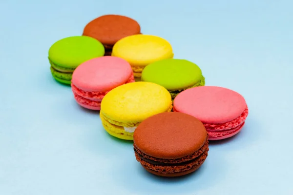 Varios Pasteles Macaron Multicolores Sobre Fondo Azul — Foto de Stock