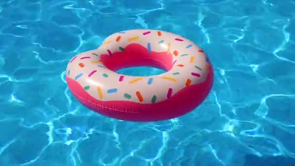 Plavecký Kruh Formě Růžového Koblihu Vodě Slunečného Dne — Stock video