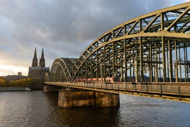 Köln, Almanya - 26 Ekim 2025: Günbatımında Hohenzollern Köprüsü ve Köln Katedrali