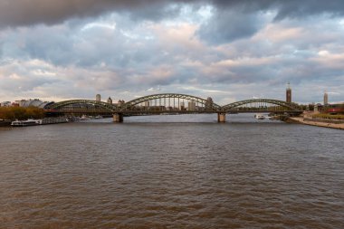 Köln, Almanya - 26 Ekim 2025: Ren Nehri üzerindeki Hohenzollern Köprüsü gün batımında