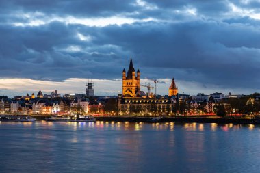 Köln Eski Kasaba Büyük St. Martin Kilisesi ile alacakaranlıkta gökyüzü