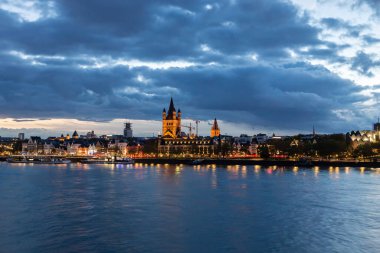 Köln Eski Kasaba Büyük St. Martin Kilisesi ile alacakaranlıkta gökyüzü