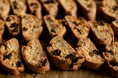 Ev yapımı İtalyan biscotti kurabiyesi, fındıklı ve kurutulmuş meyveli kurabiye.
