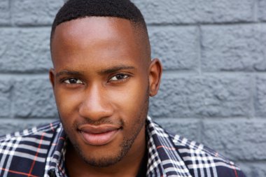 Afrika adam gülümseyen genç portresi