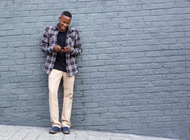 Cep telefonu kullaranarak cool adam