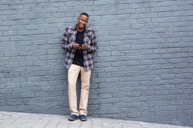 Cep telefonu olan genç bir adam.