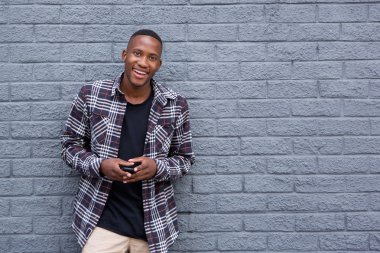 Genç adamla akıllı telefon