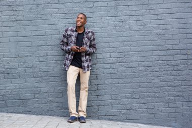 telefon ile mutlu genç adam