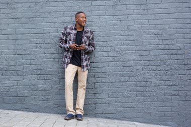 Telefon ile şık Afrika delikanlı