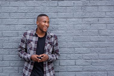 adam uzağa arıyorsunuz bir cep telefonu ile