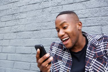 adam komik metin mesajı okuma