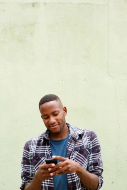 Genç adam kısa mesaj okuma