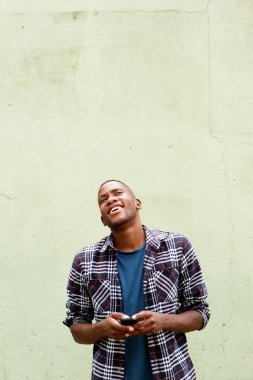 Bir cep telefonu ile mutlu genç adam