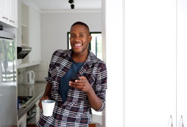 telefon ile duran adam