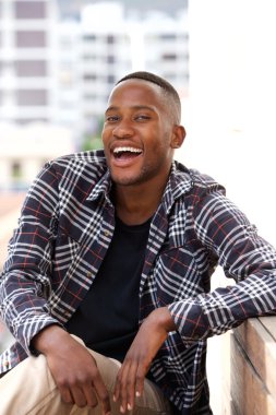 Afrikalı genç gülümseyen