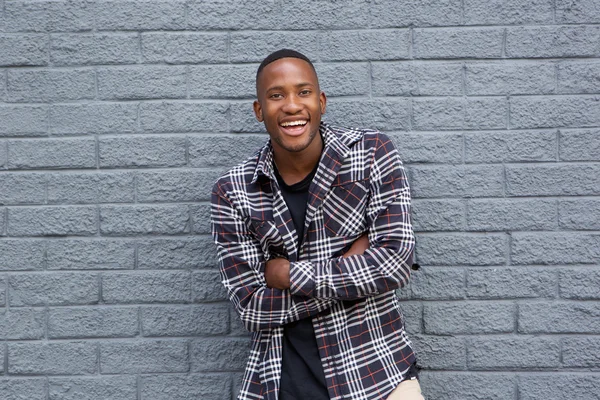 Retrato de jovem sorridente homem africano — Fotografia de Stock