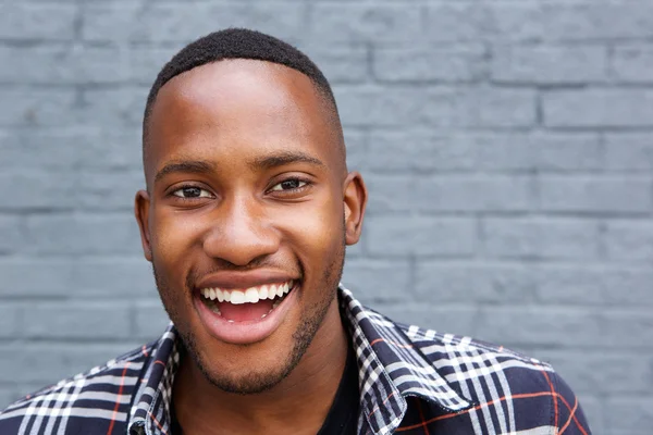 Portret van jonge Afrikaanse man glimlachen — Stockfoto