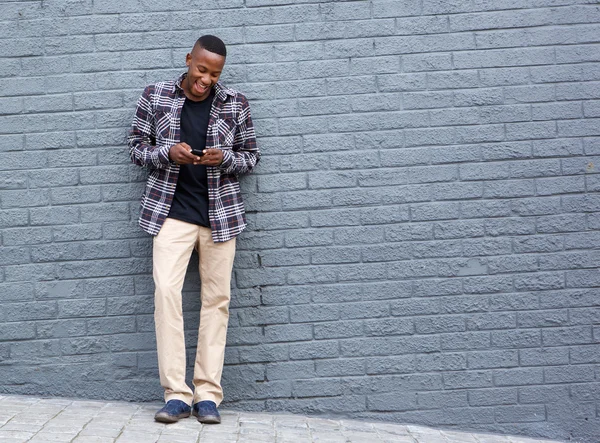 Cep telefonu kullaranarak cool adam