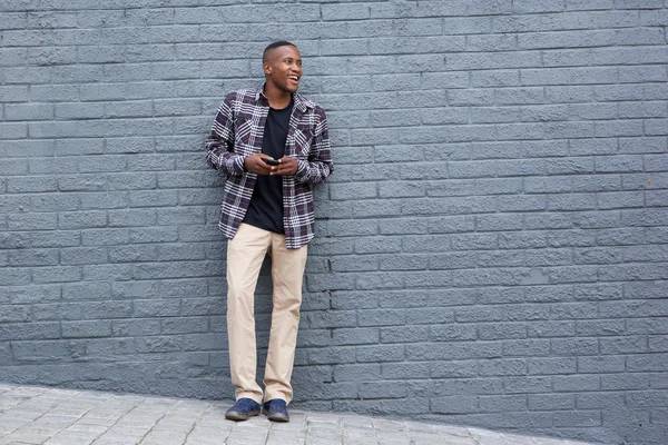 Telefon ile şık Afrika delikanlı