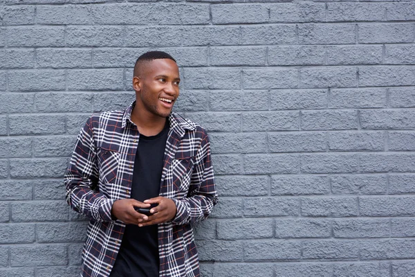 adam uzağa arıyorsunuz bir cep telefonu ile