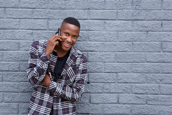 Nöjd man talar på mobiltelefon — Stockfoto