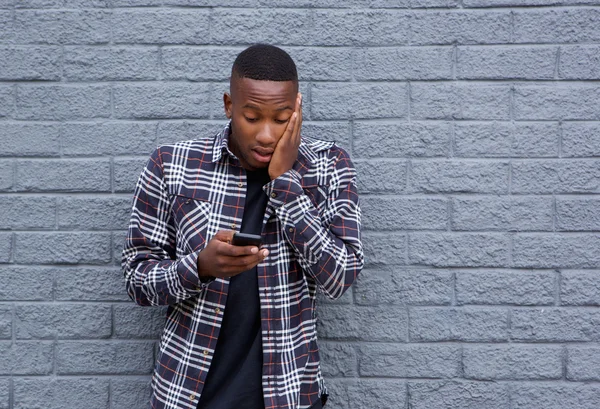 Man verrast door het lezen van een SMS-bericht — Stockfoto