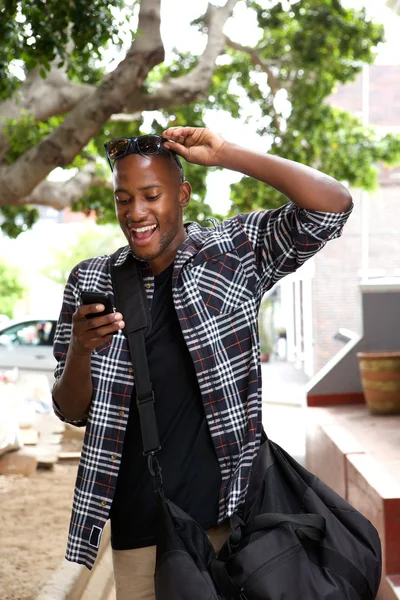 Homme joyeux avec téléphone à la rue — Photo