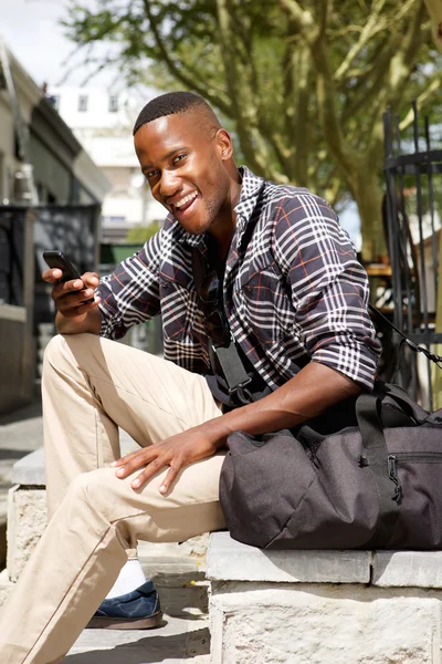 Veselý člověk s telefonem na ulici — Stock fotografie