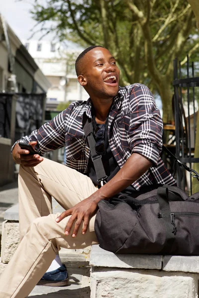 Homme joyeux avec téléphone à la rue — Photo