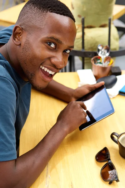Veselý chlapík v kavárně s digitálním tabletu — Stock fotografie