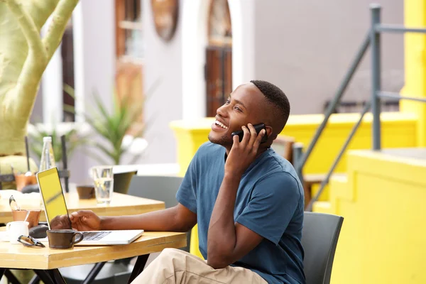 Sonriente hombre hablando por teléfono móvil — Foto de Stock