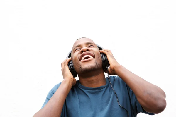 Guy ouvindo música em fones de ouvido — Fotografia de Stock