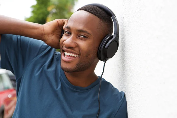 Kille som lyssnar på musik i hörlurar — Stockfoto