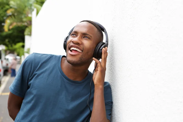 Guy ouvindo música em fones de ouvido — Fotografia de Stock