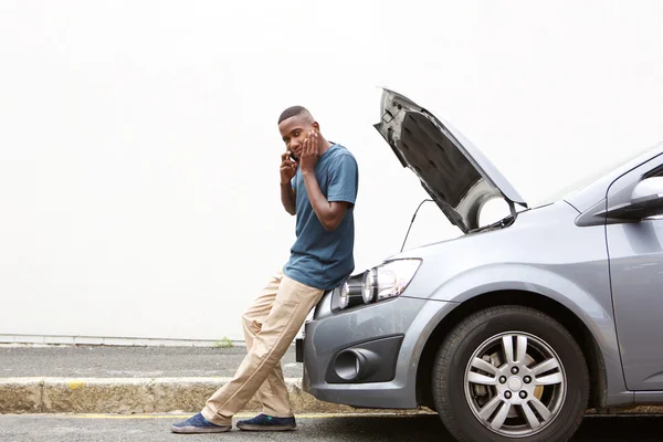 Man vraagt om hulp met een geblokkeerde auto — Stockfoto