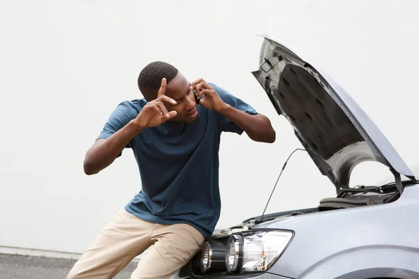 El hombre pide ayuda con un coche parado — Foto de Stock