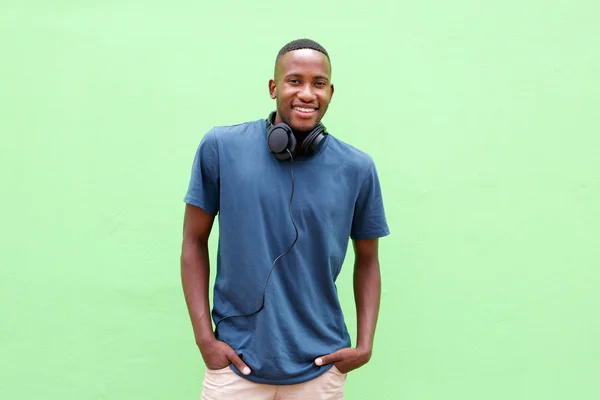Молодой человек улыбается в наушниках — стоковое фото