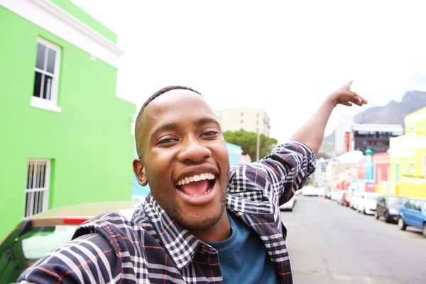 Gelukkig jonge man met een selfie — Stockfoto