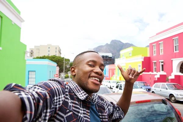 Gelukkig jonge man met een selfie — Stockfoto