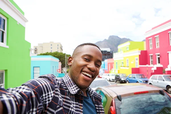 Joyeux jeune homme prenant un selfie — Photo