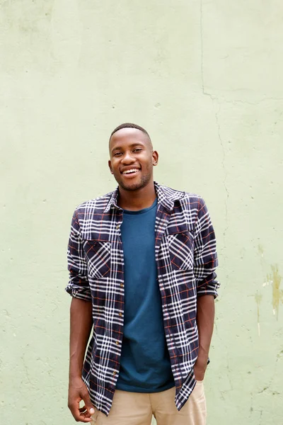 Legal jovem africano cara sorrindo — Fotografia de Stock