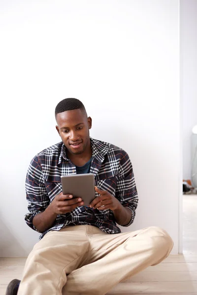 Joven africano usando tableta digital — Foto de Stock