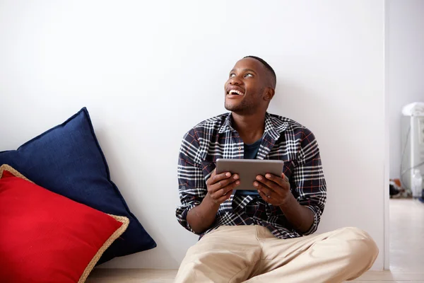 Sonriente joven con una tableta digital — Foto de Stock