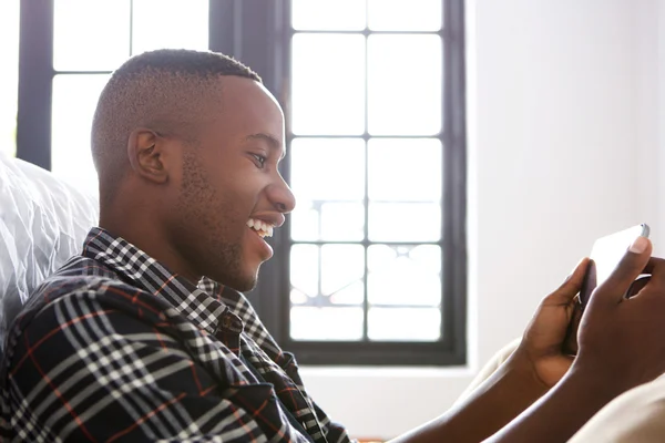 Jovem feliz com tablet digital — Fotografia de Stock