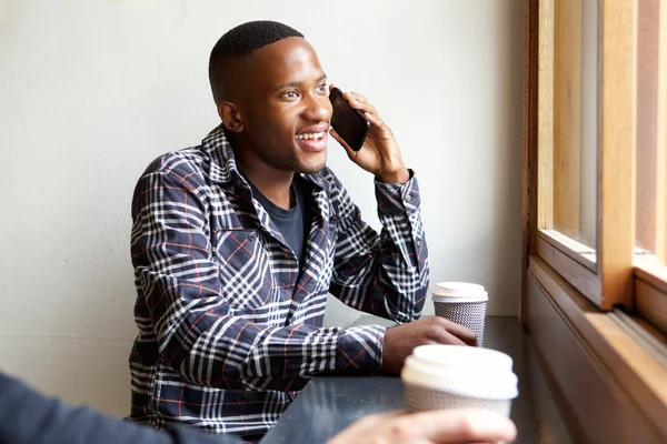 Jeune homme parlant sur téléphone mobile — Photo