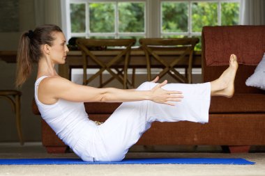 Bacaklar kaldırma tarafından egzersiz yoga kadın